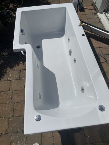 Jacuzzi bath tub - tub, deck-mounted