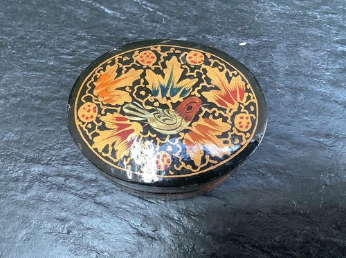 Vintage oval shaped bird - oval,