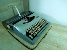 Vintage 60S Royal Mc Bee Royalite 120 Typewriter Made Holland Works but TLC REQ