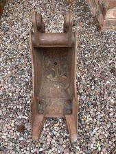9"  excavator bucket 25mm pins..approx 1.5 ton