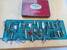 ASSORTMENT OF VINTAGE LURES & SPOONS IN AN OLD CIGARETTE TIN