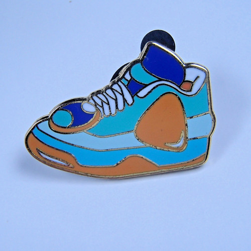 Disney pin box - pin, uncas