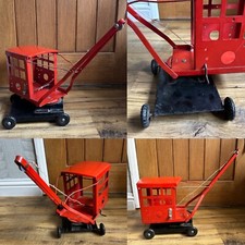 TRIANG  1940s red metal crane