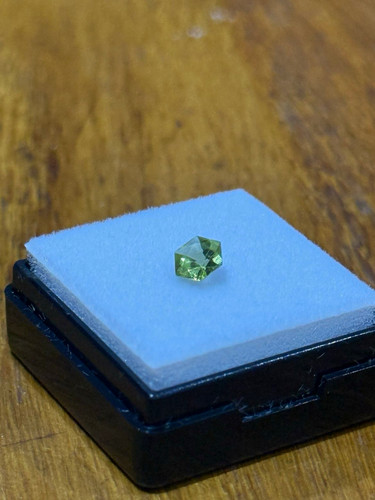 Transparent green peridot - green,