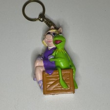 THE MUPPETS 2.5" Kermit The Frog & Miss Piggy on Crate PVC Keyring by Applause