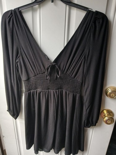 Black women medium neck - medium, v-neck