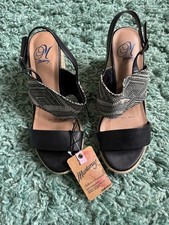 Ladies Size 5 BNWT Mantaray