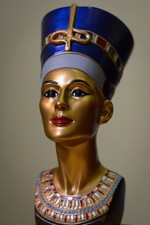 statue of Egyptian art Queen