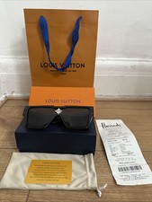 LOUIS VUITTON LV Signature