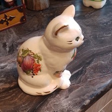 Sitting white ceramic cat