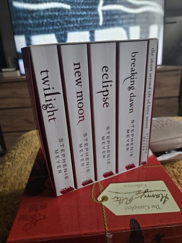 The twilight saga paperback - the, saga.