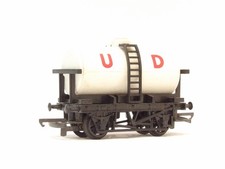 Triang/Hornby R15 OO Gauge UD Milk Tanker
