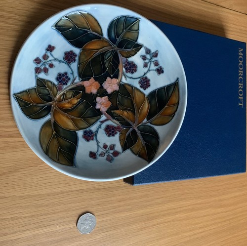 Moorcroft bramble plate 1991 - moorcroft,