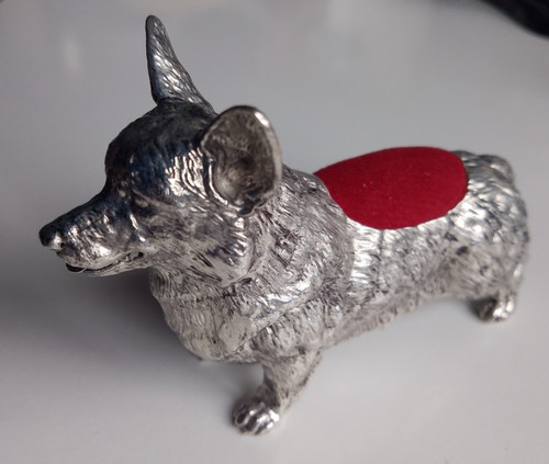 Large 800 silver corgi - large, pin