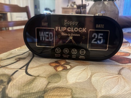 Poppy black flip clock - xo, with
