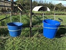5 x 5l Bucket and Hanger Feeder Hoof Proof Livestock Lambing Equine Pig Calf
