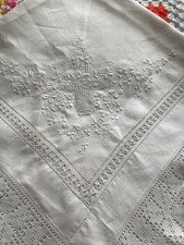 VINTAGE EMBROIDERED LINEN AND LACE TABLECLOTH.