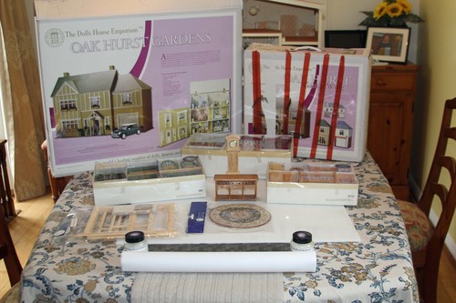 Dolls house and accesories - house,