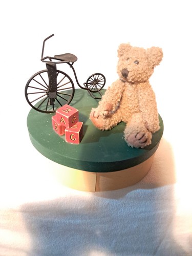 Round wooden trinket box with - trinket,