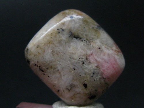 Rare pink tugtupite - tugtupite, metal