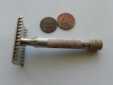 2 PIECE GILLETTE DE SAFETY RAZOR, BRIT. PAT #352975-6, 363892. MADE in ENGLAND.