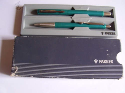 Vintage green parker pens - green,