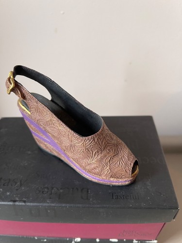 Just the right shoe golden - the,