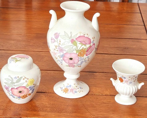 Wedgwood meadow sweet - wedgwood, bone