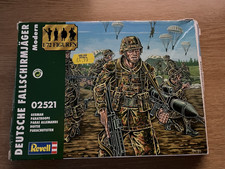 L282 Revell Figures 02521 - German Paratroops 1/72