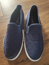 Emma Shoes by Navy Pumps Embroidered Size 6 BNWT