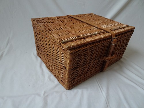 Large wicker hamper with lid - large,