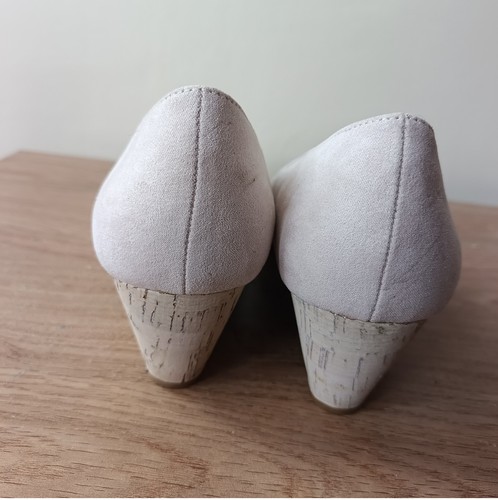 Peach coloured lady shoe - coloured,