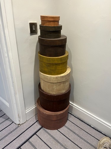 Vintage round hat boxes - et,