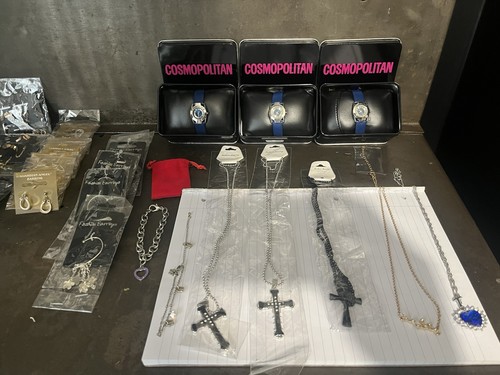 180 pieces costume jewellery - pieces,