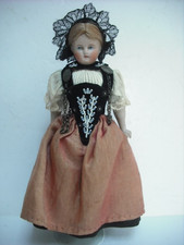 PRETTY 9. 5" ANTIQUE BISQUE