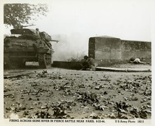 US Army soldiers and M10 tank destroyer firing at German forces 1944 PHOTO