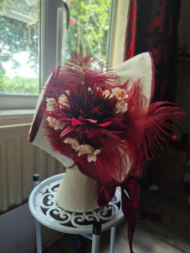 Cream and maroon regency - cream,