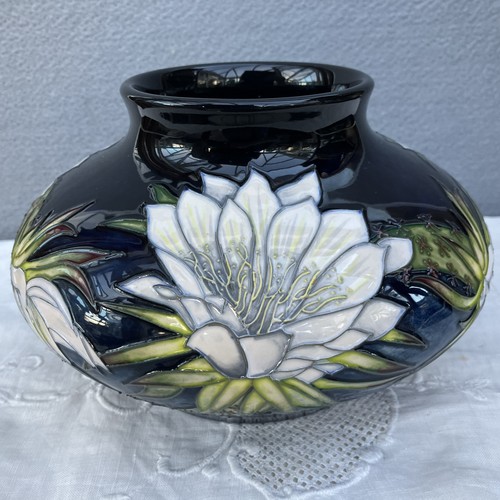 Moorcroft collector club - collector's,