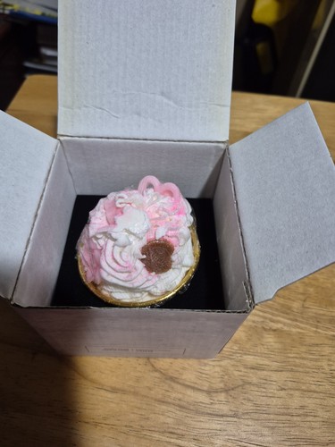 This cupcake candle - this, a