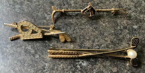 Gold tone brooches - gold,