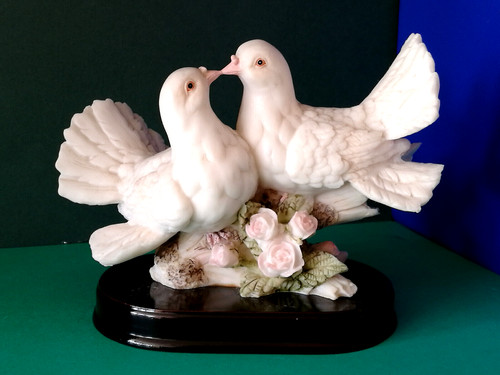 Two doves wooden plinth - on,