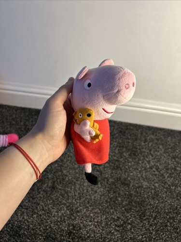 Peppa pig holding a - pig,