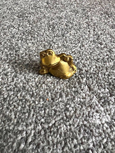 Small brass frog figurine - small,