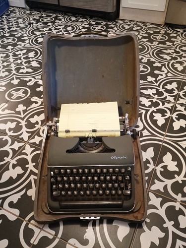 Olympia deluxe typewriter - deluxe,