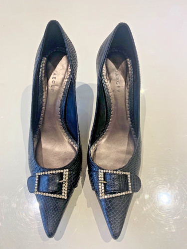 Jaeger court shoe with