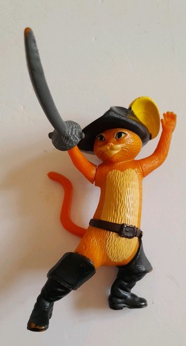 Puss boots action figure - in,
