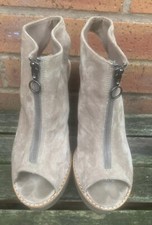 Ladies Deena & Ozzy Sand