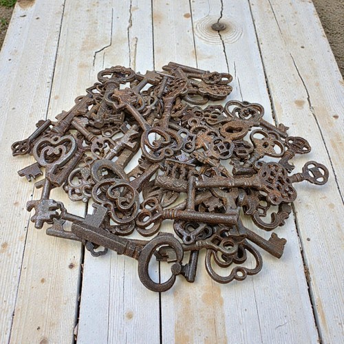 Cast iron skeleton - keys, —
