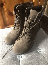 Buffalo Suede Wedged Heel Shoes, Size 5 Heel Height: 3inches include dustbag