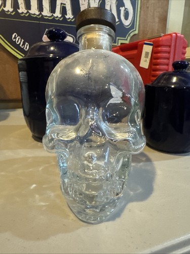 Skull glass bottle - clear, 750